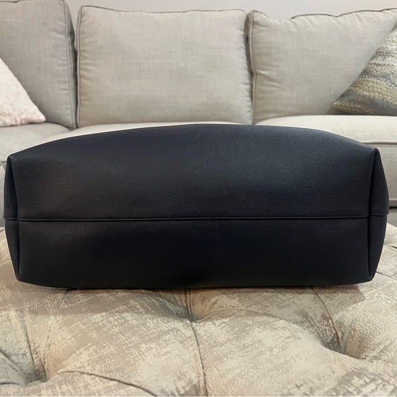 𝐒𝐎𝐋𝐃 𝐕𝐈𝐀 𝐄𝐌𝐓** 𝟏𝟎𝟎𝟎💯 authentic YSL navy blue with gold - Picture 2 of 7